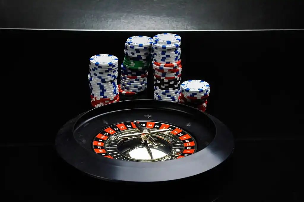 Studio live-dealer cinta togel dengan blackjack dan roulette multi-kamera